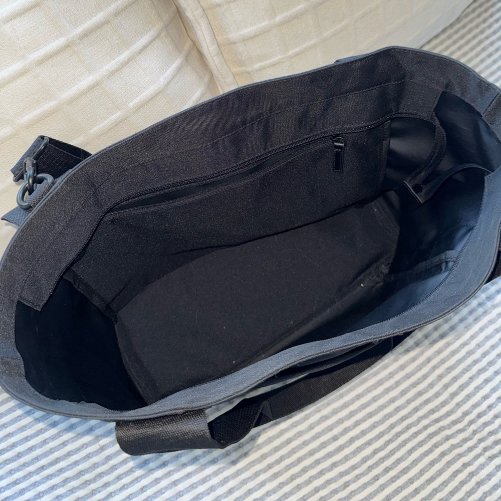 The BÉISics Tote in Black - Picture 2 of 3